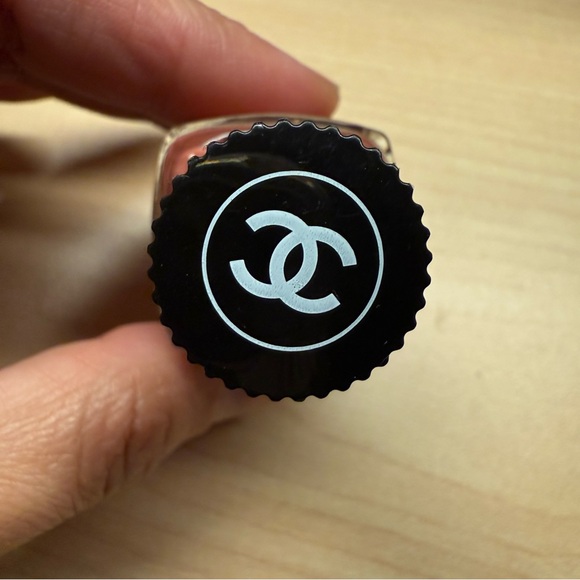 CHANEL Le Vernis Longwear Nail Polish - Emotion 945 - Picture 3 of 4